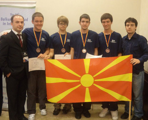 /> </div>
<p> „Ова е незапаметен успех, кој се должи на континуираниот труд кој Здружението на информатичари на Македонија го вложува во организација на циклусите натпревари во Македонија преку кои се откриваат, едуцираат и на крај избираат најдобрите таленти за учество на интернационалните натпревари. Овој успех ја стави Македонија на ниво на земјите од Балканскиот регион кои традиционално освојуваат најголем број на медали. Со ова покажуваме дека учениците од Македонија можат да се носат со предизвиците на врвното програмирање и дека може да парираат на ученици избрани од многу побројни нации.“</p>
<p> „За жал, финансирањето на натпреварите сè уште не е системски решено од страна на државните институции, па секоја година се обидуваме да добиеме поддршка од различни места. Оваа година подготовките и финансирањето на тимовите несебично го помогнаа Факултетот за информатички науки и компјутерско инженерство при УКИМ – ФИНКИ, Град Скопје, Природно – математичкиот факултет при УКИМ, како и компаниите Сивус, Нетцетера и Мајкрософт.“
<div> </div>
<div><img style=